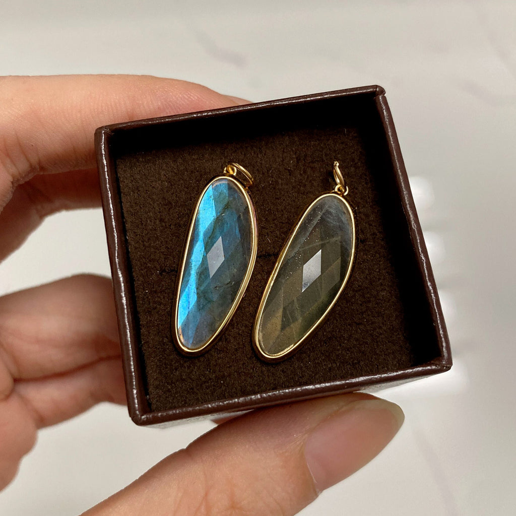 Labradorite Pendant Necklace – Natural Iridescent Gemstone